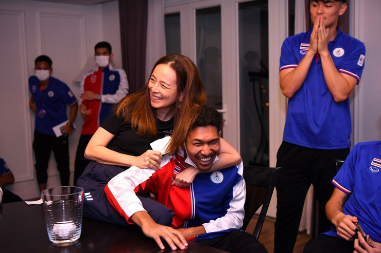 Nữ trưởng đoàn U23 Thái Lan luôn gây bất ngờ cho các ngôi sao của đội bóng bằng việc đích thân vào phòng thay đồ của toàn đội để 'thưởng nóng'. Nữ trưởng đoàn U23 Thái Lan luôn gây bất ngờ cho các ngôi sao của đội bóng bằng việc đích thân vào phòng thay đồ của toàn đội để 'thưởng nóng'.