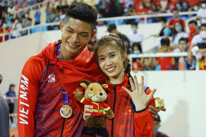 Nguyễn Thị Phương Trinh khoe nhẫn cầu hôn từ bạn trai.