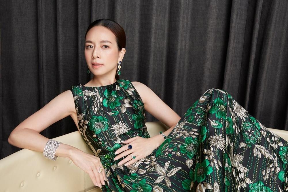 Bất ngờ với tuổi thật và độ giàu có của Madam Pang - nữ trưởng đoàn U23 Thái Lan