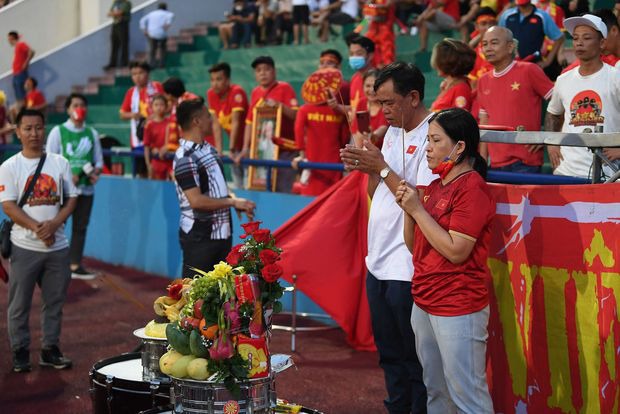 Chị Hạnh là thành viên tích cực của Hội Cổ động viên VFS Miền Bắc. Trước mỗi trận đấu, chị thường cùng anh em cúng lễ, cầu cho Việt Nam giành chiến thắng. Ảnh: VFS Chị Hạnh là thành viên tích cực của Hội Cổ động viên VFS Miền Bắc. Trước mỗi trận đấu, chị thường cùng anh em cúng lễ, cầu cho Việt Nam giành chiến thắng. Ảnh: VFS