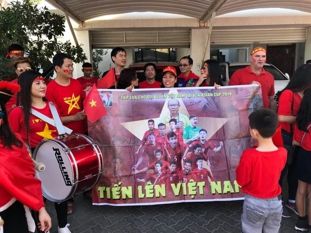 Chị Hạnh cùng nhóm bạn trong chuyến theo chân đội tuyển sang Dubai tháng 1/2019. Chị Hạnh cùng nhóm bạn trong chuyến theo chân đội tuyển sang Dubai tháng 1/2019.