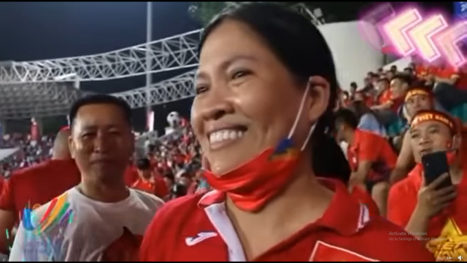 Chị Hạnh tuyên bố tặng gần 1 tỷ đồng cho bóng đá nam - nữ nếu 2 đội vô địch SEA Games 31. Chị Hạnh tuyên bố tặng gần 1 tỷ đồng cho bóng đá nam - nữ nếu 2 đội vô địch SEA Games 31.