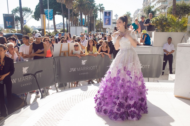 Một số khán giả còn liên tưởng đến vẻ ngọt ngào của nhân vật Thiên Di trong Kẻ thứ ba đang được trình chiếu tại các cụm rạp ở Việt Nam. Không chỉ gây ấn tượng bởi vóc dáng thon gọn, Lý Nhã Kỳ còn được ngưỡng mộ bởi nhan sắc trẻ trung, không tuổi của mình.