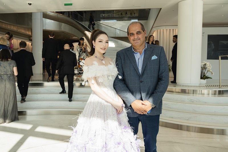 Nhằm giúp tổng thể thêm nổi bật, Lý Nhã Kỳ khéo léo chọn bộ trang sức mang sắc tím đến từ Paolo Piovan. Đây là hãng trang sức lâu đời ở Ý, với các món phụ kiện giá trị như hoa tai (49.000 Euro), dây chuyền (37.000 Euro) và nhẫn (25.000 Euro).