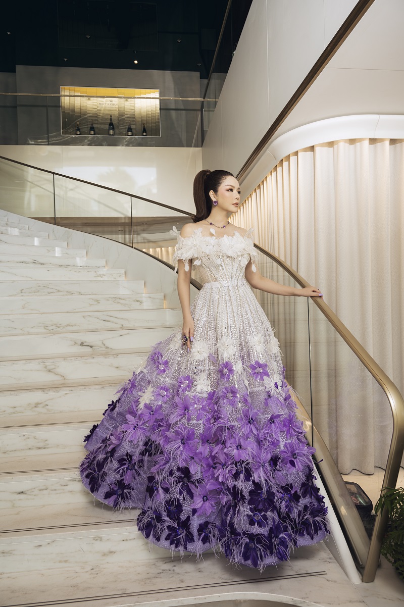 Theo tiết lộ, để kịp hoàn thành chiếc váy trước ngày Lý Nhã Kỳ lên đường tham dự Cannes, 3 thợ lành nghề đã làm việc trong 675 giờ.