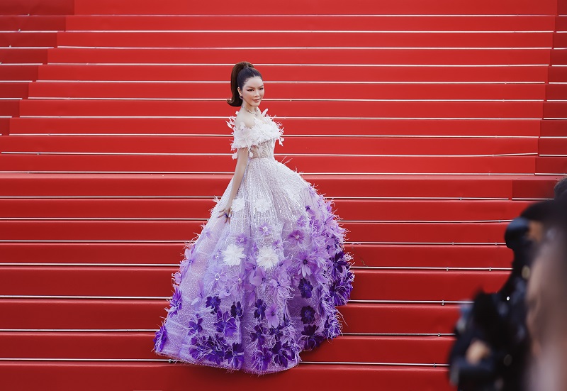 Trong ngày đầu xuất hiện tại Cannes hôm 19.5 (giờ địa phương), Lý Nhã Kỳ đến tham dự thảm đỏ buổi ra mắt của phim Armageddon Time. Đây là dự án do Universal sản xuất, có sự góp mặt của dàn sao Hollywood danh giá như Anne Hathaway, Cate Blanchett, Robert De Niro, Oscar Isaac... Được biết tác phẩm của đạo diễn James Grey cũng sẽ tranh giải thưởng chính tại Cannes năm nay.