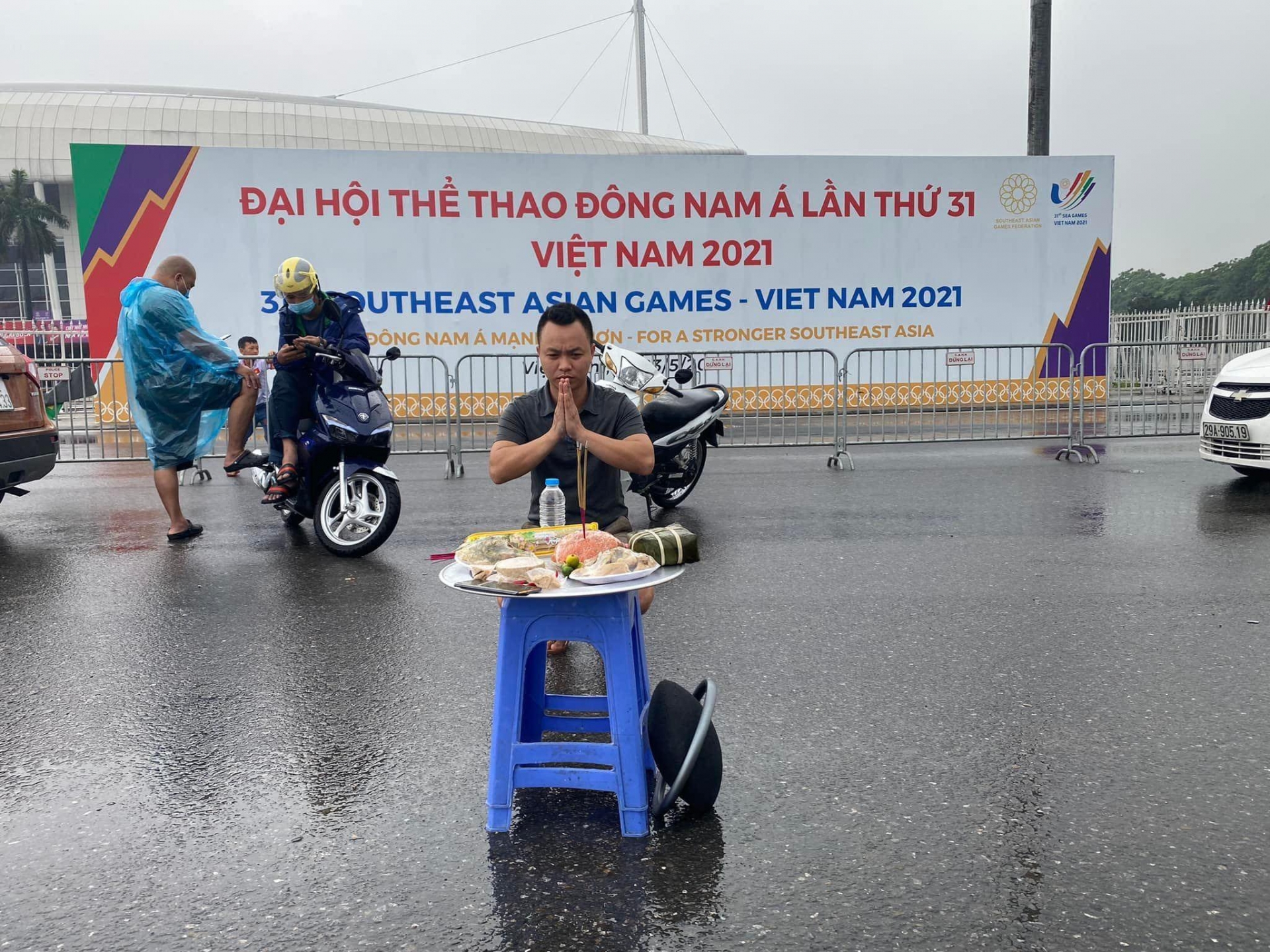 Một CĐV hệ tâm linh bất chấp trời mưa vẫn thắp hương để mong Việt Nam chiến thắng. Ảnh: FB Một CĐV hệ tâm linh bất chấp trời mưa vẫn thắp hương để mong Việt Nam chiến thắng. Ảnh: FB