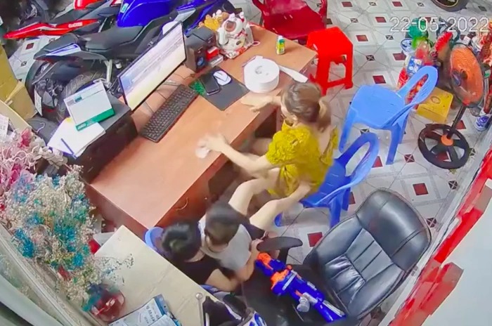 Cậu em út tội nghiệp bị mẹ và anh trai bỏ rơi trong thời khắc lịch sử. Cậu em út tội nghiệp bị mẹ và anh trai bỏ rơi trong thời khắc lịch sử.