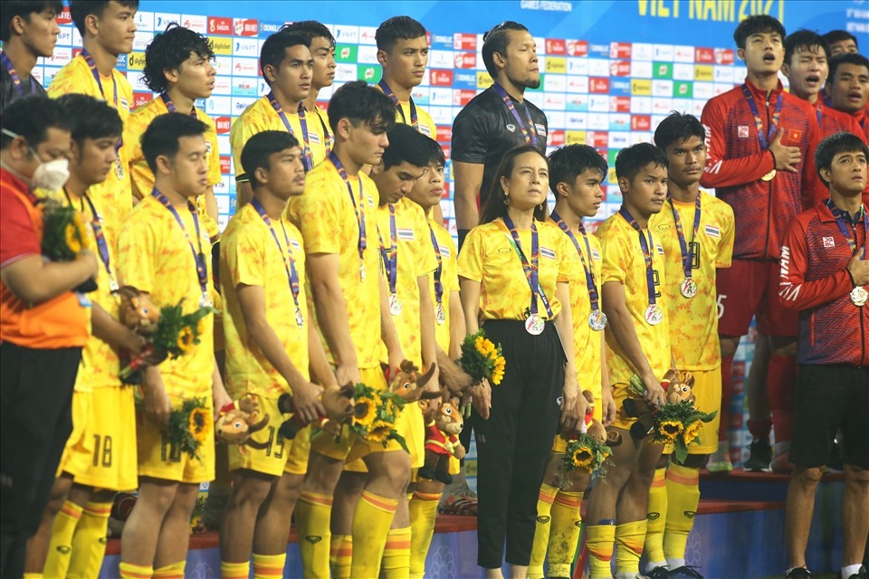 Dù buồn bã nhưng Madam Pang - trưởng đoàn U23 Thái Lan vẫn đến an ủi các cầu thủ. Ảnh: LĐ Dù buồn bã nhưng Madam Pang - trưởng đoàn U23 Thái Lan vẫn đến an ủi các cầu thủ. Ảnh: LĐ
