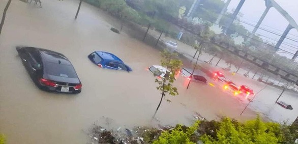Do mưa lớn trong sáng 24/5 khiến hệ thống máy bơm nước không thoát kịp dẫn đến một số tuyến đường bị ngập và cây xanh bị đổ.