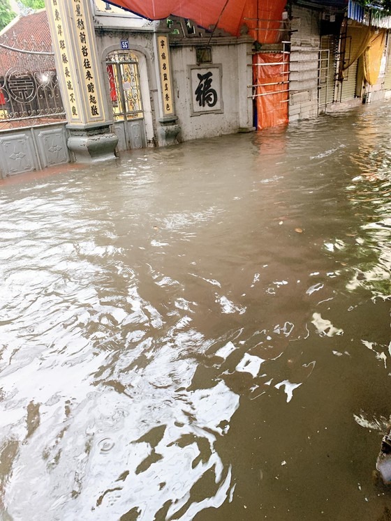 Đường làng ở Thanh Trì - Hà Nội cũng lênh láng nước mưa sáng 24/5. Đường làng ở Thanh Trì - Hà Nội cũng lênh láng nước mưa sáng 24/5.
