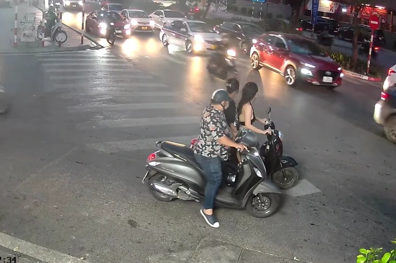 Đối tượng này có thể chỉ bị xử phạt hành chính với mức phạt tới 8.000.000 đồng theo quy định tại điểm đ (khoản 5, Điều 7, Nghị định 144/2021/NĐ-CP) về hành vi sàm sỡ xúc phạm người khác. Ảnh cắt clip Đối tượng này có thể chỉ bị xử phạt hành chính với mức phạt tới 8.000.000 đồng theo quy định tại điểm đ (khoản 5, Điều 7, Nghị định 144/2021/NĐ-CP) về hành vi sàm sỡ xúc phạm người khác. Ảnh cắt clip