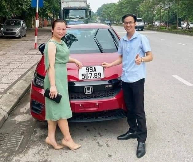 Người phụ nữ may mắn bấm trúng biển số sảnh tiến siêu VIP cho chiếc Hyundai Santa Fe. Ảnh: FB Người phụ nữ may mắn bấm trúng biển số sảnh tiến siêu VIP cho chiếc Hyundai Santa Fe. Ảnh: FB