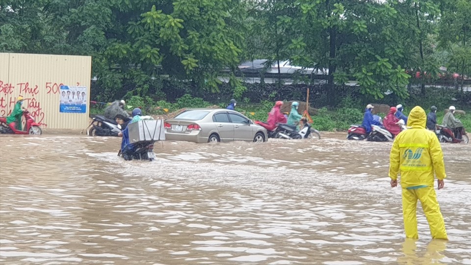 Đường phố Hà Nội bỗng biến thành sông. Đường phố Hà Nội bỗng biến thành sông.