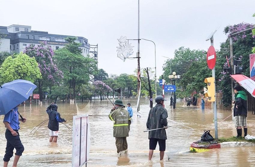 Nhiều tuyến đường ở Vĩnh Phúc hóa thành sông, người dân tranh thủ mang lưới, cất vó bắt cá ngay giữa đường trung tâm TP Vĩnh Yên. Ảnh: FB Nhiều tuyến đường ở Vĩnh Phúc hóa thành sông, người dân tranh thủ mang lưới, cất vó bắt cá ngay giữa đường trung tâm TP Vĩnh Yên. Ảnh: FB
