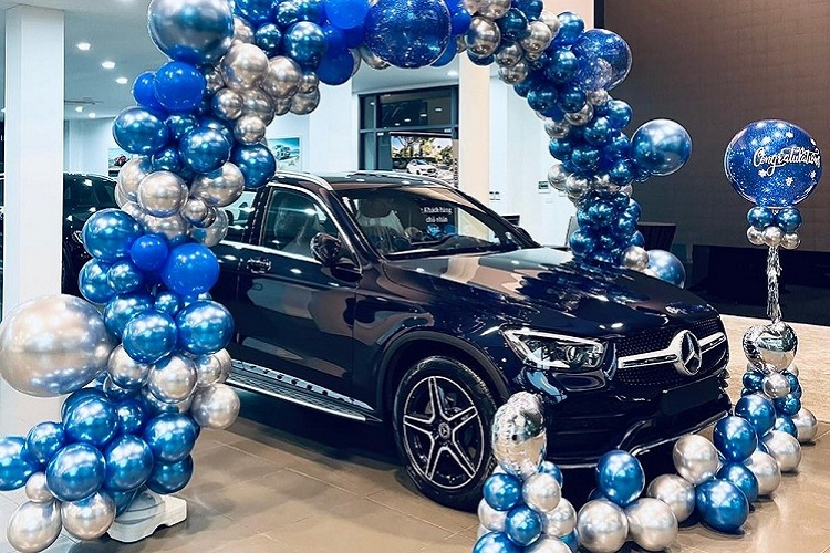 Chiếc xe Mercedes-Benz GLC 300 của Hoàng Đức có ngoại thất sơn màu xanh Cavansite. Chiếc xe Mercedes-Benz GLC 300 của Hoàng Đức có ngoại thất sơn màu xanh Cavansite.
