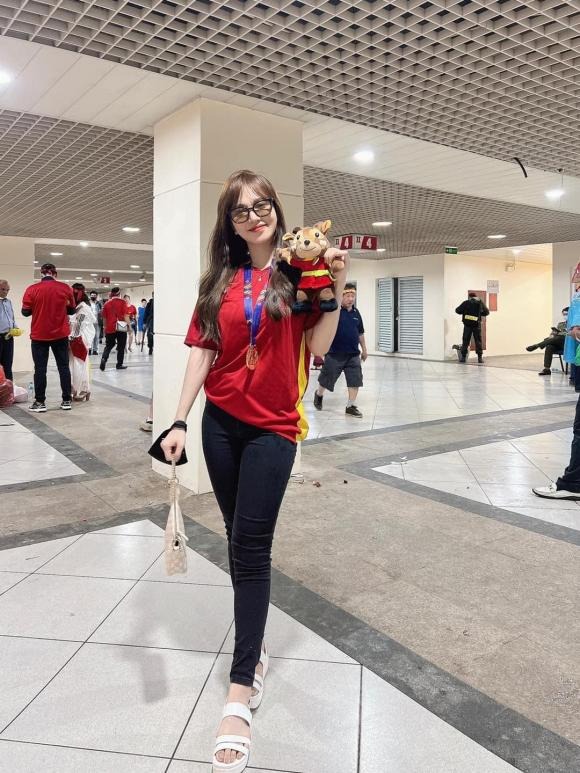 Sau khi vô địch, Hoàng Đức đã kịp gặp và trao cho bạn gái Gia Hân chiếc HCV và linh vật khi vô địch SEA Games 31. Sau khi vô địch, Hoàng Đức đã kịp gặp và trao cho bạn gái Gia Hân chiếc HCV và linh vật khi vô địch SEA Games 31.