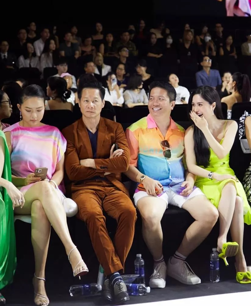 Khoảnh khắc vợ chồng Phan Như Thảo - Nguyễn Đức An cùng ngồi hàng ghế đầu, lọt vào khung hình vợ chồng doanh nhân Nguyễn Quốc Vũ cũng gây chú ý khi dân tình cho rằng đây là bức ảnh toát ra mùi tiền. Khoảnh khắc vợ chồng Phan Như Thảo - Nguyễn Đức An cùng ngồi hàng ghế đầu, lọt vào khung hình vợ chồng doanh nhân Nguyễn Quốc Vũ cũng gây chú ý khi dân tình cho rằng đây là bức ảnh toát ra mùi tiền.
