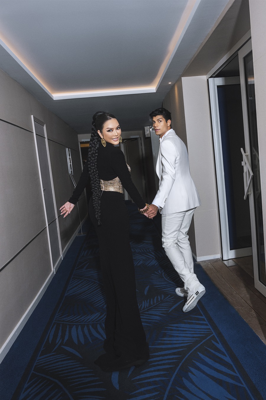 Lý Nhã Kỳ tình tứ bên mỹ nam cực thân với Kim Kardashian ở LHP Cannes - Ảnh 2 Lý Nhã Kỳ tình tứ bên mỹ nam cực thân với Kim Kardashian ở LHP Cannes - Ảnh 2