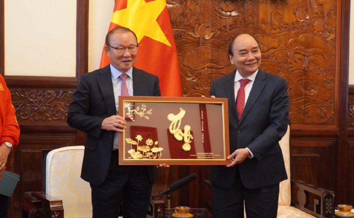 Hay tin mẹ ông Park đã trường thọ trên 100 tuổi, Chủ tịch nước đã gửi lời chúc sức khỏe và tặng quà mẹ HLV Park Hang-seo. Hay tin mẹ ông Park đã trường thọ trên 100 tuổi, Chủ tịch nước đã gửi lời chúc sức khỏe và tặng quà mẹ HLV Park Hang-seo.