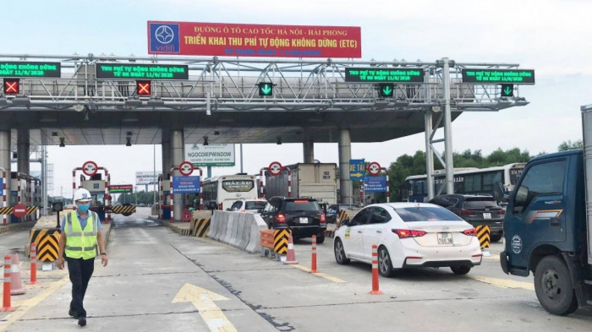 Khoảng 200 nhân viên sẽ dán thẻ thu phí không dừng miễn phí cho phương tiện tại các trạm thu phí cao tốc Hà Nội - Hải Phòng từ ngày 1/6. Ảnh: FB Khoảng 200 nhân viên sẽ dán thẻ thu phí không dừng miễn phí cho phương tiện tại các trạm thu phí cao tốc Hà Nội - Hải Phòng từ ngày 1/6. Ảnh: FB