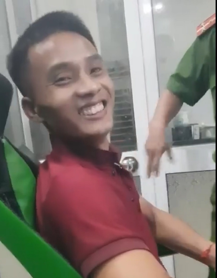 Trước mặt nhiều trinh sát, Sự vẫn tỏ ra hết bình tĩnh. Thậm chí, khi trao đổi với công an, Sự còn cười tươi và liên tục nghiêng ngả theo ghế tựa ở quán game. Trước mặt nhiều trinh sát, Sự vẫn tỏ ra hết bình tĩnh. Thậm chí, khi trao đổi với công an, Sự còn cười tươi và liên tục nghiêng ngả theo ghế tựa ở quán game.