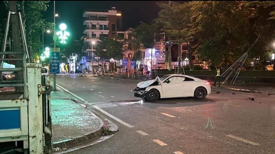 Nhiều độc giả cũng cho rằng, lái xe này coi thường tính mạng luật pháp phải xử nghiêm minh mới mong không có những cái chết thương tâm và vô lý như vậy. Nhiều độc giả cũng cho rằng, lái xe này coi thường tính mạng luật pháp phải xử nghiêm minh mới mong không có những cái chết thương tâm và vô lý như vậy.