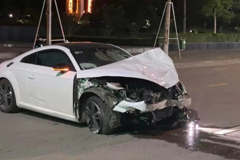Khoảnh khắc 'ma men' Sở GTVT lái Audi tông cả gia đình đi xe máy tử vong Khoảnh khắc 'ma men' Sở GTVT lái Audi tông cả gia đình đi xe máy tử vong