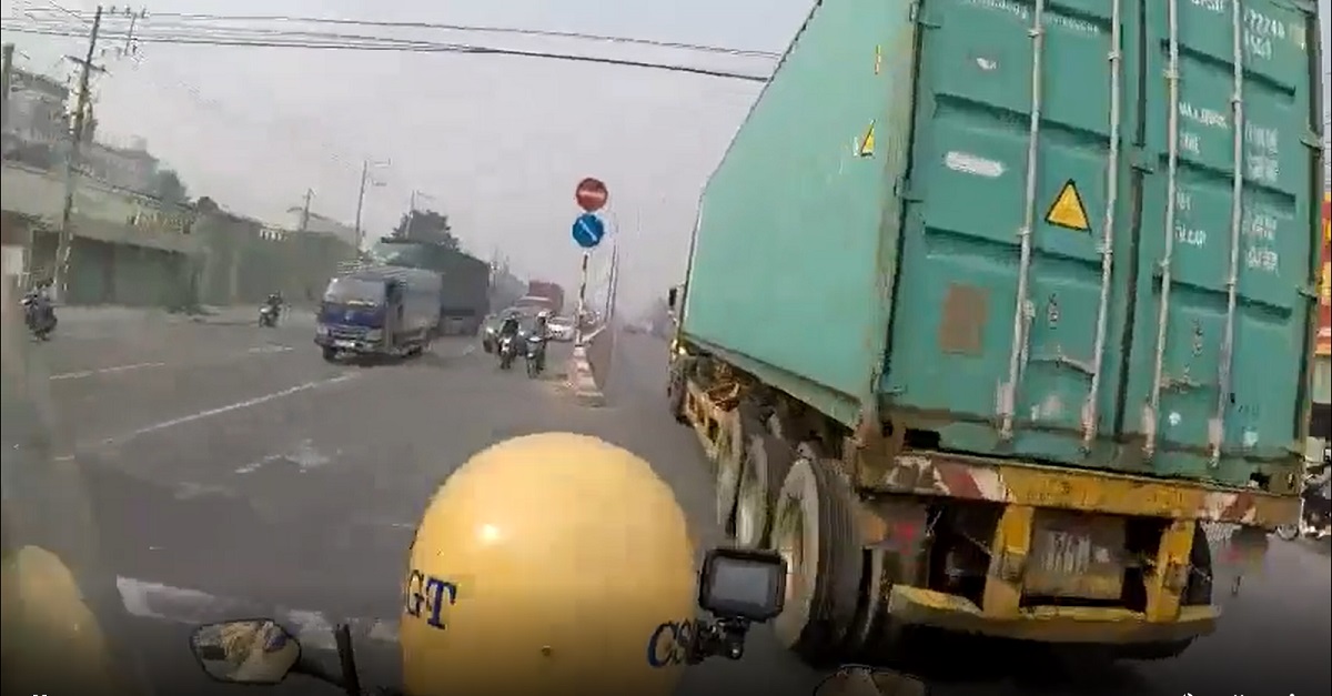 'Nghẹt thở' clip CSGT truy đuổi kẻ trộm cắp phóng ô tô bỏ trốn gây náo loạn đường phố 'Nghẹt thở' clip CSGT truy đuổi kẻ trộm cắp phóng ô tô bỏ trốn gây náo loạn đường phố