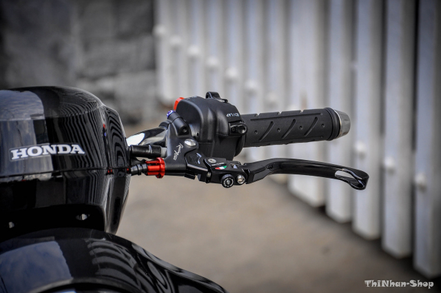 Phía bên cùm phanh trái là dòng TWM tay ngắn, chủ xe lựa chọn để làm tăng thêm vẻ đẹp cho phần ghi đông trần của xe. Mẫu tay này hiện độ hot và tính năng của nó có lẽ cũng không có gì phải giới thiệu nhiều.