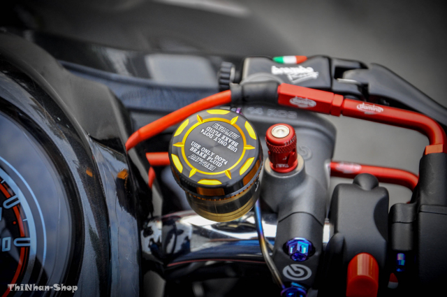 Đầu tiên phải kể đến, chính là ấn tượng tới từ bộ cùm tay thắng Brembo RCS phiên bản piston 14mm khá nhỏ nhưng lại vô cùng phù hợp với dòng xe phổ thông, ốc xả gió nhanh cùng một chiếc bình dầu Brembo kèm nắp Daytone là điểm nhấn nhá nhẹ phía trên cùm.