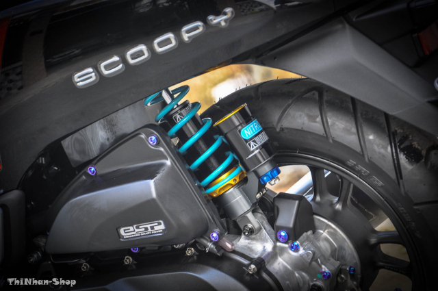 Chủ xe cũng chịu chi tới mức bỏ ra hơn 20 triệu đồng để trang bị phuộc Nitron bình dầu liền nằm dưới. Dòng phuộc này có lẽ dùng cho Vario nhưng do có thể cùng chiều cao với xe Scoopy nên chủ xe có lẽ muốn tận dụng để làm xịn xò dàn chân sau.