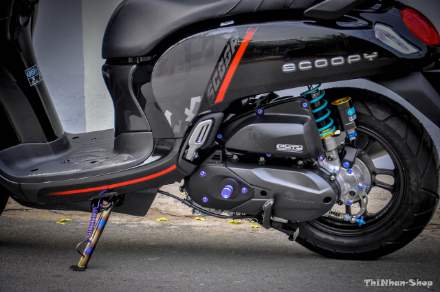 Chất liệu Titan được dùng trang trí lại cho nhiều chi tiết trên xe đến từ ốc và chân chống của xe.