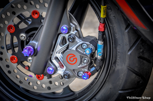 Dàn chân trước vẫn là chú heo dầu Brembo 2 pis đối xứng phiên bản logo đỏ đi kèm theo là đầu dây dầu Hel bấm đầu rất đẹp, phần đĩa thắng Thái mang style nhẹ nhàng đơn giản.