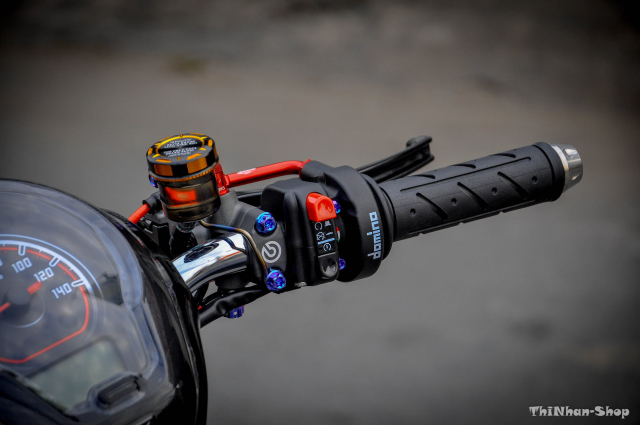 Cũng vẫn chung một dòng với cùm công tắc bên trái, bên phải vẫn là đề máy và tắt máy nhanh, cùm ga tất cả đều đến từ thương hiệu Domino. Tổng số tiền để sở hữu combo này là hơn 3 triệu đồng.