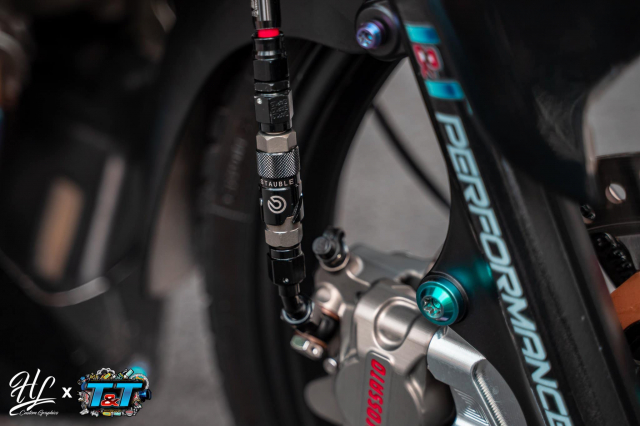 Bên cạnh sự gọn gàng thường thấy, cọng dây Hel bấm đầu Earl's ở dàn chân trước còn được thiết kế bằng một chiếc ngắt dầu Thái Lan bắt mắt. Sở hữu tông màu trông cực kì liền lạc với heo trước và những đầu Earl's bên cạnh.