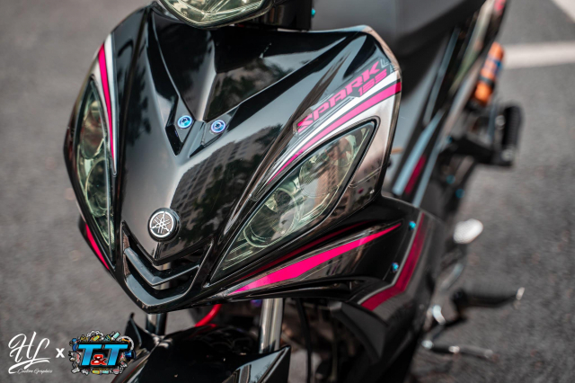 Demi và đèn lái nguyên bản nay đã được thay vào đó là demi và đèn lái Appi. Phần chóa của chúng có màu xanh khói đặc trưng, khiến diện mạo của xe vô cũng thu hút và ấn tượng