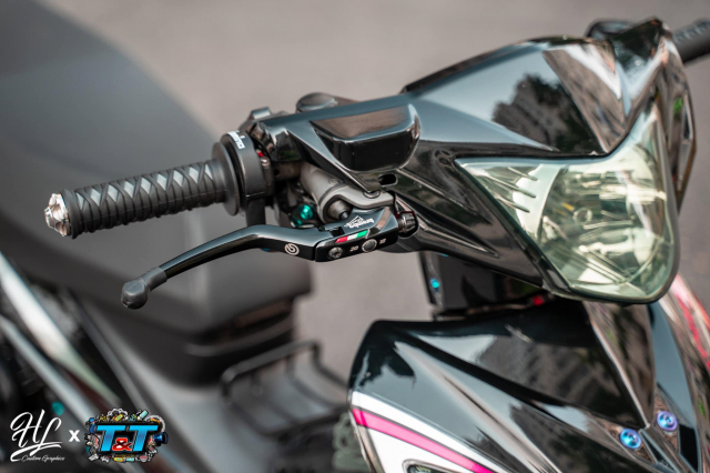 Mong muốn chiếc xe của mình có thể kiểm soát phanh và lực thắng tốt hơn, chủ nhân của chúng đã tìm đến cùm thắng Brembo RCS Corsa Corta để có thể thỏa mãn được mong muốn đó. Dù có hiệu năng sử dụng tốt nhưng vì sở hữu kích thước lớn nên khi muốn gắn cố đị