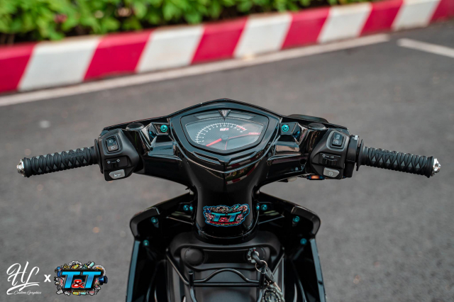 Không thích lối thiết kế đơn giản của đồng hồ cơ, chủ nhân chiếc Exciter độ này đã khoác lên cho xế cưng của mình một chiếc đồng hồ Uma Racing dành riêng cho Exciter 2005-2010. Ngoài chiếc đồng hồ này ra thì dàn tay lái còn có sự đồng hành của cặp cùm NVX