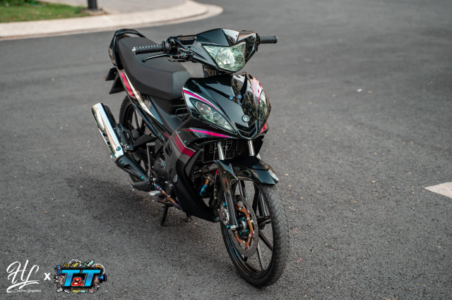 Để tránh trường hợp làm tổng thể trở nên đơn điệu, chiếc Exiter độ này đã được phối một bộ tem ghép màu hồng trên nền đen tuyền vô cùng bắt mắt. Phối màu này sẽ khiến chiếc xe trông độc đáo và lạ mắt hơn.