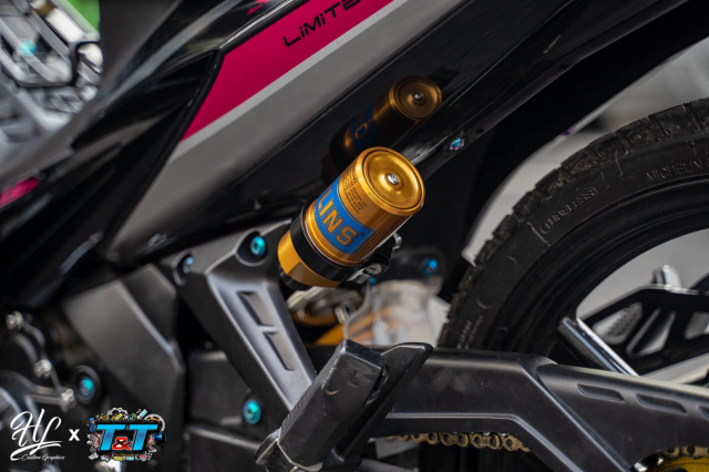 Nhờ cây phuộc Ohlins Exciter 135 trên xe, dàn chân bây giờ đã trở nên bảnh bao và đẳng cấp hơn bao giờ hết. Tinh tế hơn, chiếc xe được bổ sung thêm một miếng tem Ohlins xanh Thụy Điển, làm cho cây phuộc của xe bắt mắt không khác gì những mẫu phuộc của mô