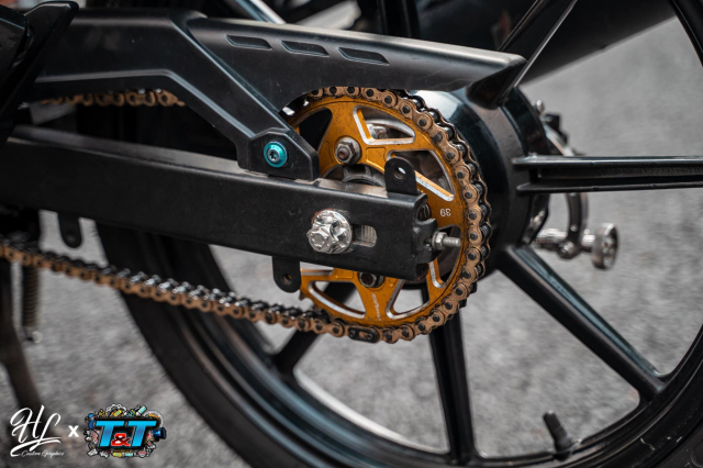 Hệ thống truyền tải cũng được chăm sóc bằng sên và đĩa tải CNC vàng óng tạo nên điểm nhấn vô cùng nổi trội ở trên dàn chân tối màu của chiếc xe.