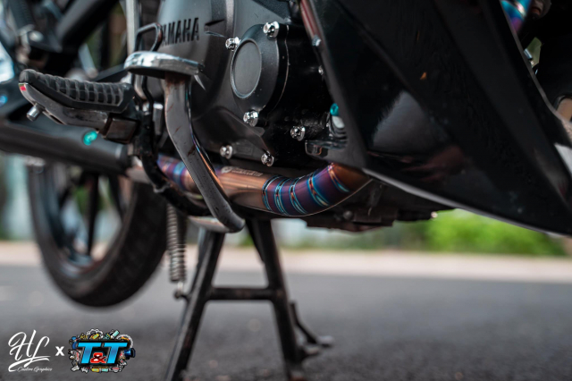 Cổ pô lại được thiết kế từ thứ hợp kim Titan đắt đỏ tạo nên sự khác biệt hoàn toàn so với những chú ốc Inox ở lốc máy. Bên cạnh vẻ ngoài sặc sỡ nhiều sắc màu thì nó còn có khả năng tản nhiệt rất tốt, không quá nóng như cổ pô zin.