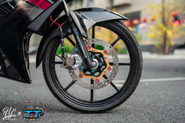 Mâm trước là mâm RCB 8 cây bản trước đĩa sau đùm dành riêng cho những dòng Exciter côn tự động và Exciter 2009-2010. Xét về phương diện vững chãi thì nó cứng hơn mâm zin gấp nhiều lần và có cân nặng nhẹ hơn so với mâm zin.