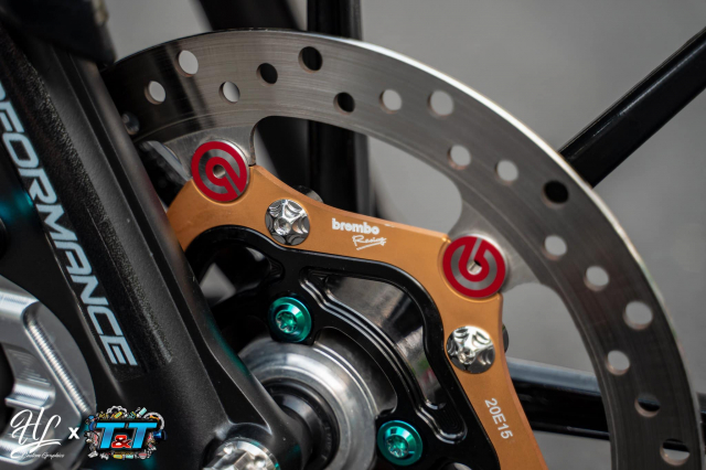 Điểm gây ấn tượng nhất ở dàn chân trước chính là chú heo Accossato Billet trị giá hơn 5 triệu đồng phía trước - Một mẫu heo độc quyền tại thị trường Việt Nam. Song hành với nó còn có đĩa Brembo Oversize được cố định qua một lòng đĩa CNC đã được nhuộm đen