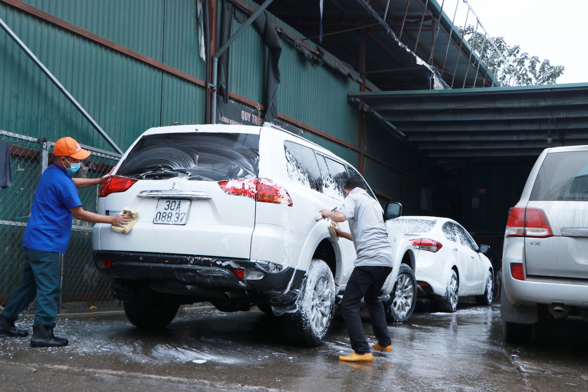 Cận Tết, giá rửa xe tăng không phanh lên mức ngất ngưởng - Ảnh 2 Cận Tết, giá rửa xe tăng không phanh lên mức ngất ngưởng - Ảnh 2