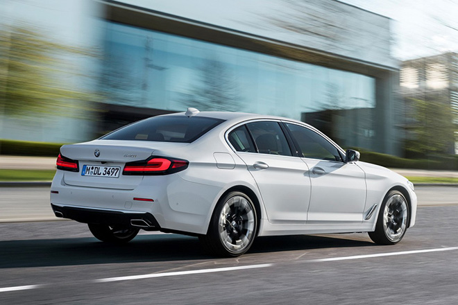 BMW 5-Series mới chính hãng trình làng tại Việt Nam, đối thủ nặng ký của Mercedes E-Class và Audi A6 - Ảnh 4 BMW 5-Series mới chính hãng trình làng tại Việt Nam, đối thủ nặng ký của Mercedes E-Class và Audi A6 - Ảnh 4