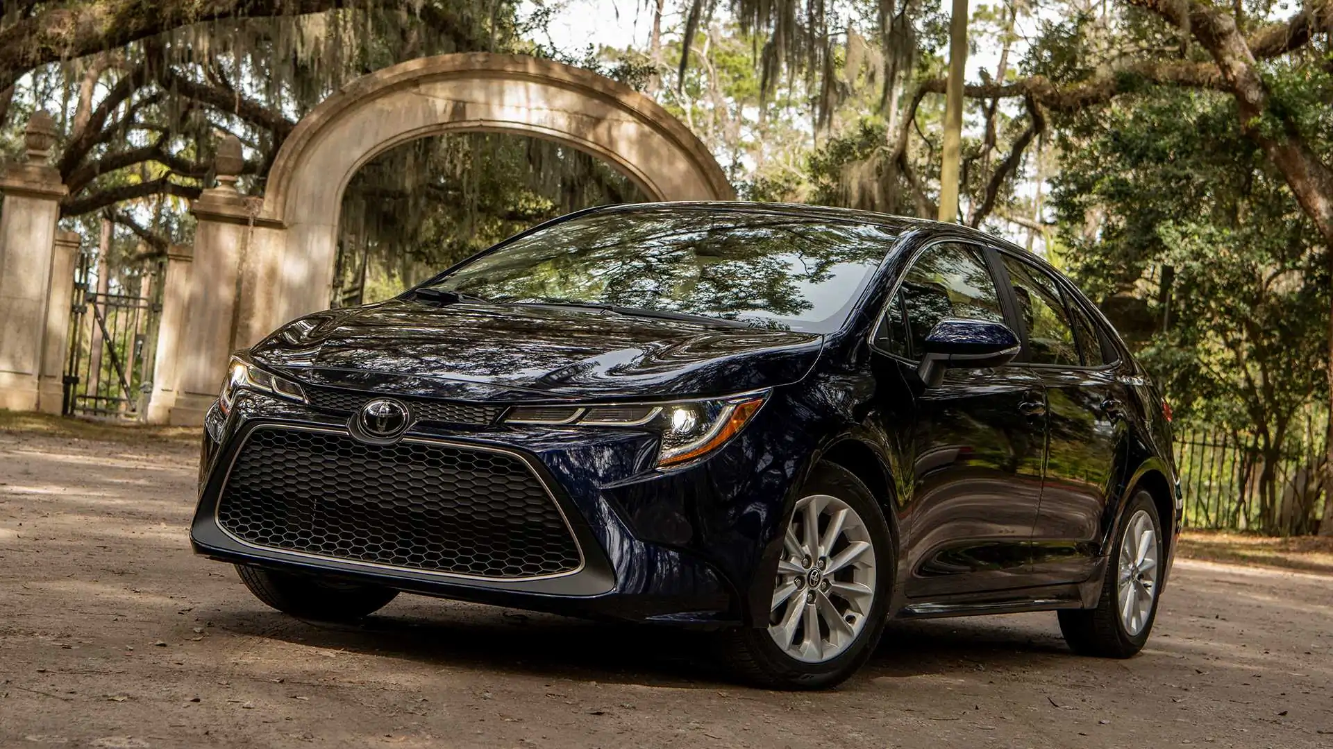 Top 10 ô tô tốt nhất năm 2021: Toyota chiếm ưu thế, Tesla vô đối ở mảng xe điện - Ảnh 1