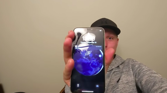Anh Helkenberg và chiếc iPhone 11 được anh tìm thấy dưới đáy hồ. Anh Helkenberg và chiếc iPhone 11 được anh tìm thấy dưới đáy hồ.