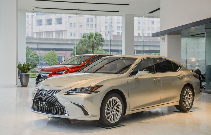 Top 10 chiếc xe sang trọng giúp đàn ông thu hút mọi ánh nhìn: Mercedes, Lexus, Lamborghini không thể bỏ qua - Ảnh 9 Top 10 chiếc xe sang trọng giúp đàn ông thu hút mọi ánh nhìn: Mercedes, Lexus, Lamborghini không thể bỏ qua - Ảnh 9